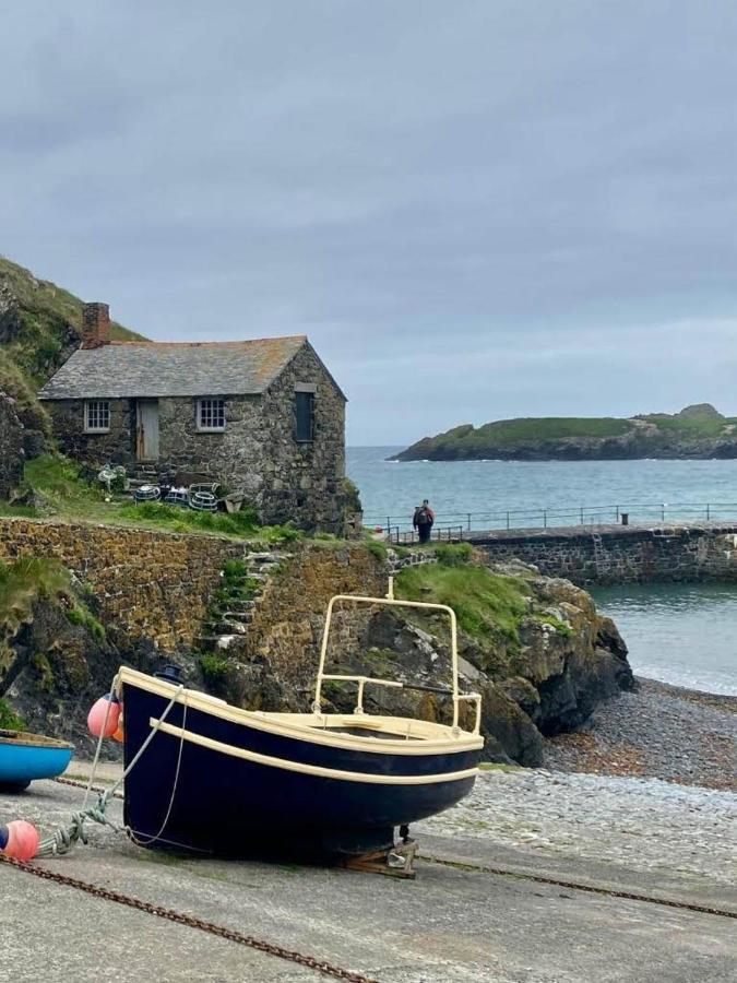 Farm Accommodation - The Lizard Peninsula, Cornwall ヘルストン エクステリア 写真